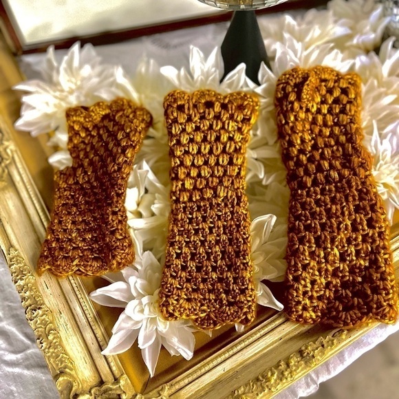 GOLDEN CROCHETED HAT AND FINGERLESS GLOVES SET - Picture 6 of 7